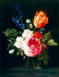 Metallvase med en haug med blomster